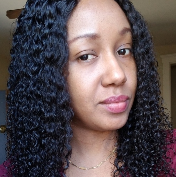 Meet your Posher, Amanda - Picture 2 of 3